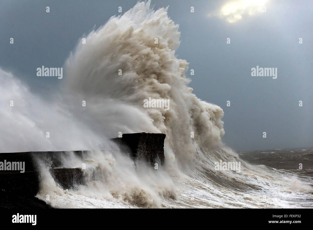 Porthcawl, Bridgend, Wales, UK. 8. Februar 2016. Riesige Wellen Pfund der Hafenmauer. Sturm-Imogen verprügelt, die kleine walisische Badeort Porthcawl im County Borough von Bridgend auf der Südküste von Wales, UK. Bildnachweis: Graham M. Lawrence/Alamy Live-Nachrichten. Stockfoto