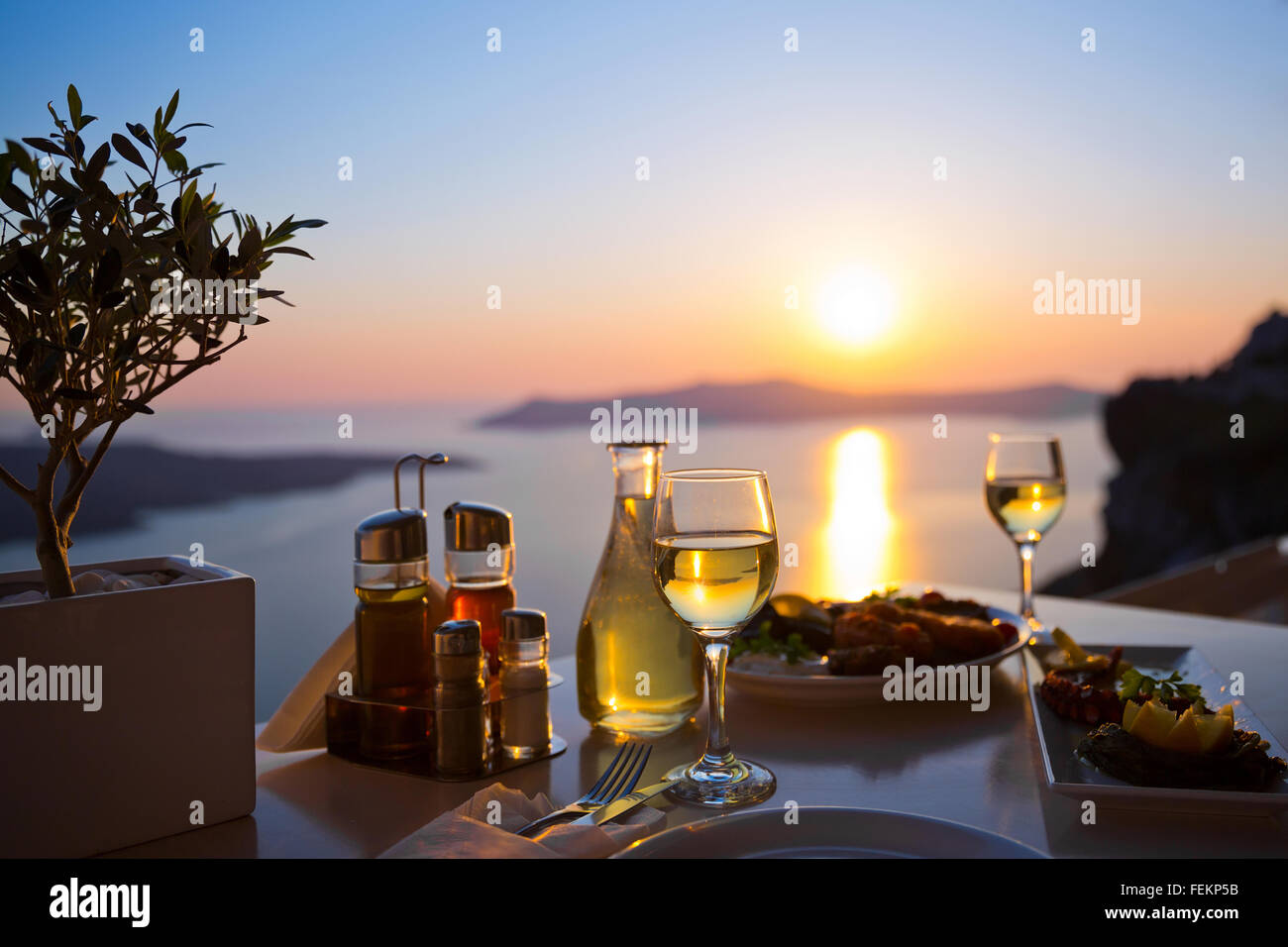 Abendessen für zwei Personen und das Meer Sonnenuntergang in Santorini
