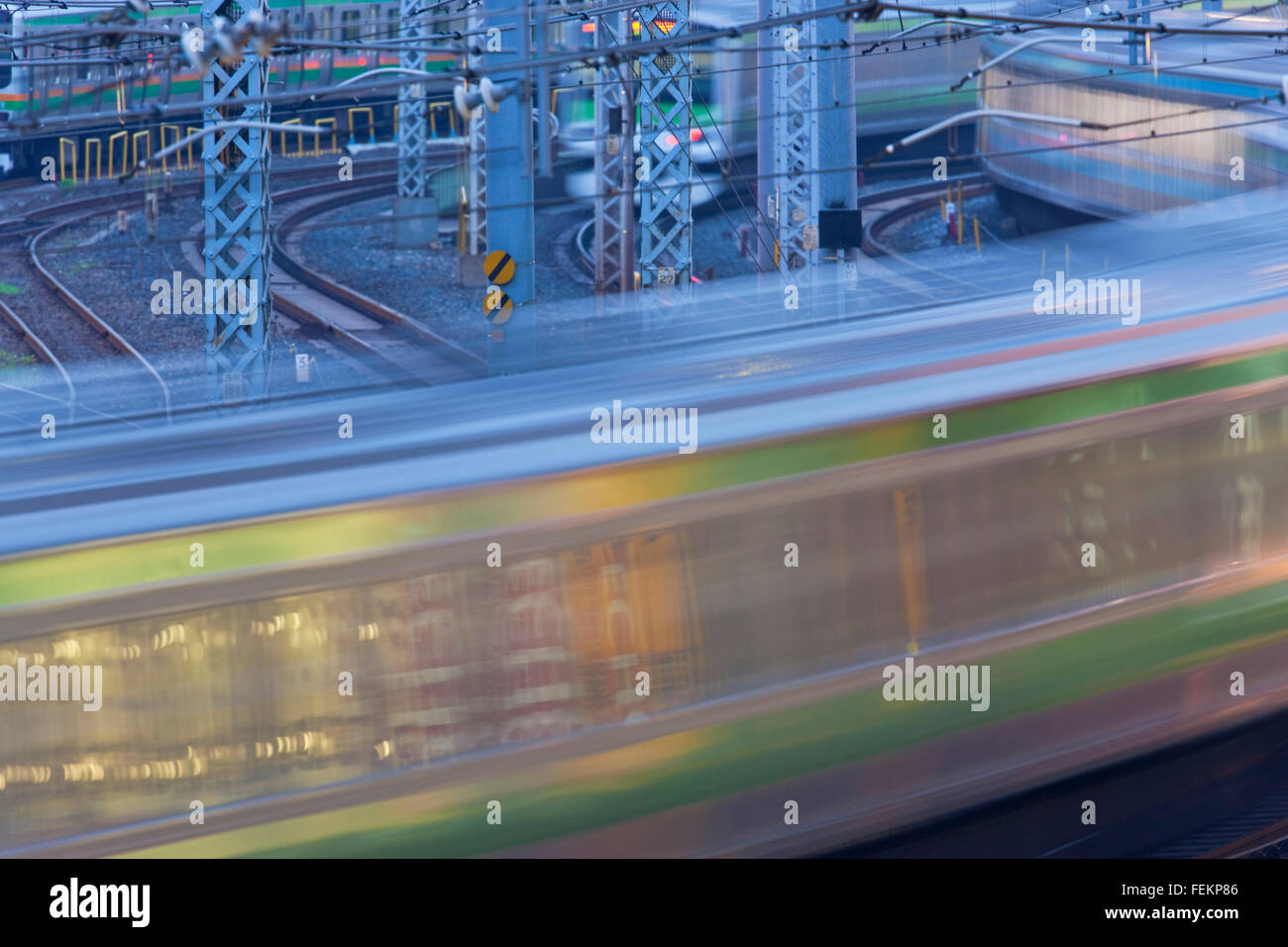 Pendler Züge Schaukel rund um die Bahnen in Bahnhof Ueno in Tokio Japan in dieser Tele-Ansicht mit einem slow Shutter geschwungene Stockfoto
