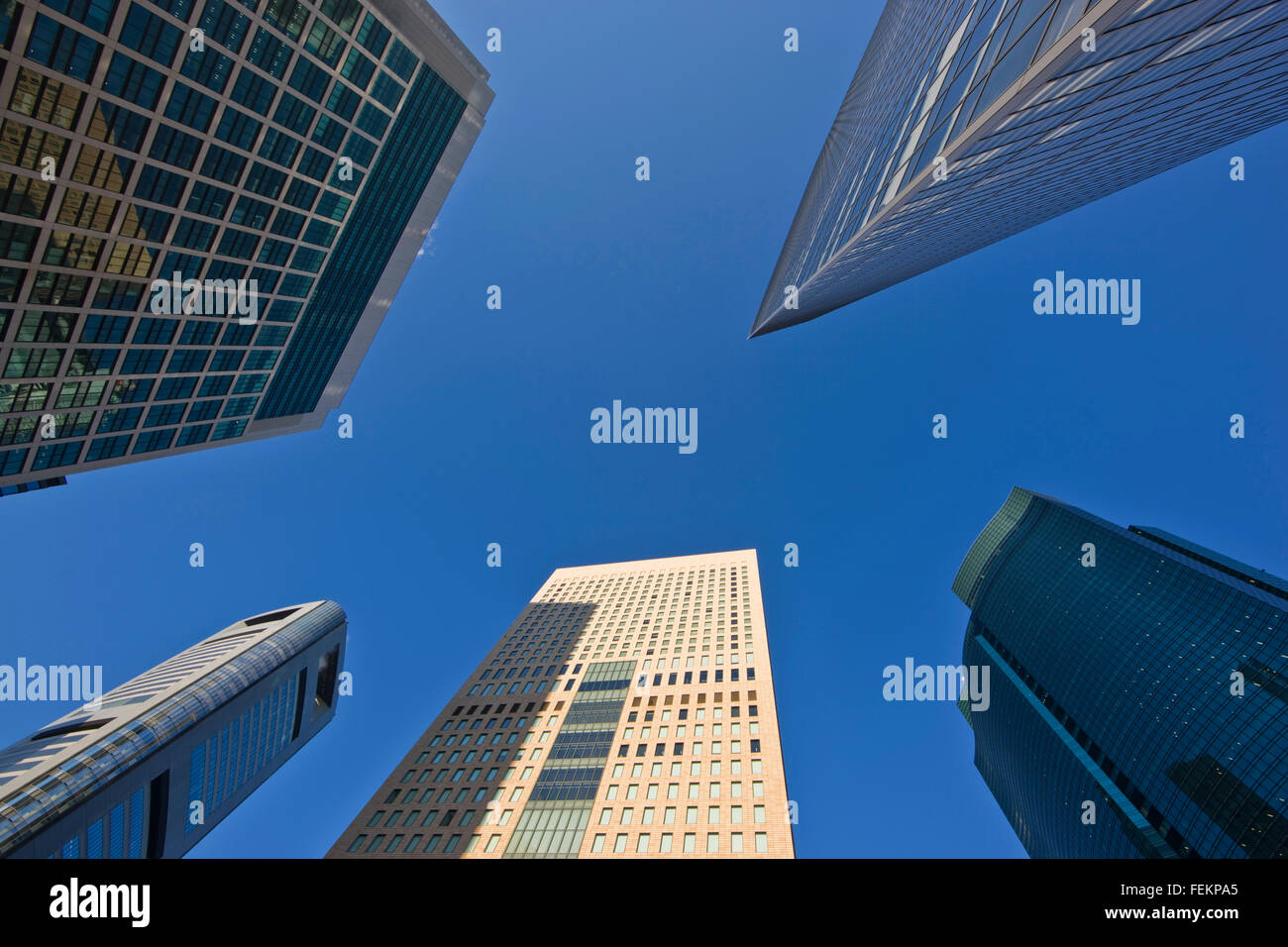 Eine niedrige Weitwinkelansicht fängt viele der neuen Wolkenkratzer im Shiodome Geschäft Komplex erstreckt sich in einem klaren blauen Himmel Stockfoto