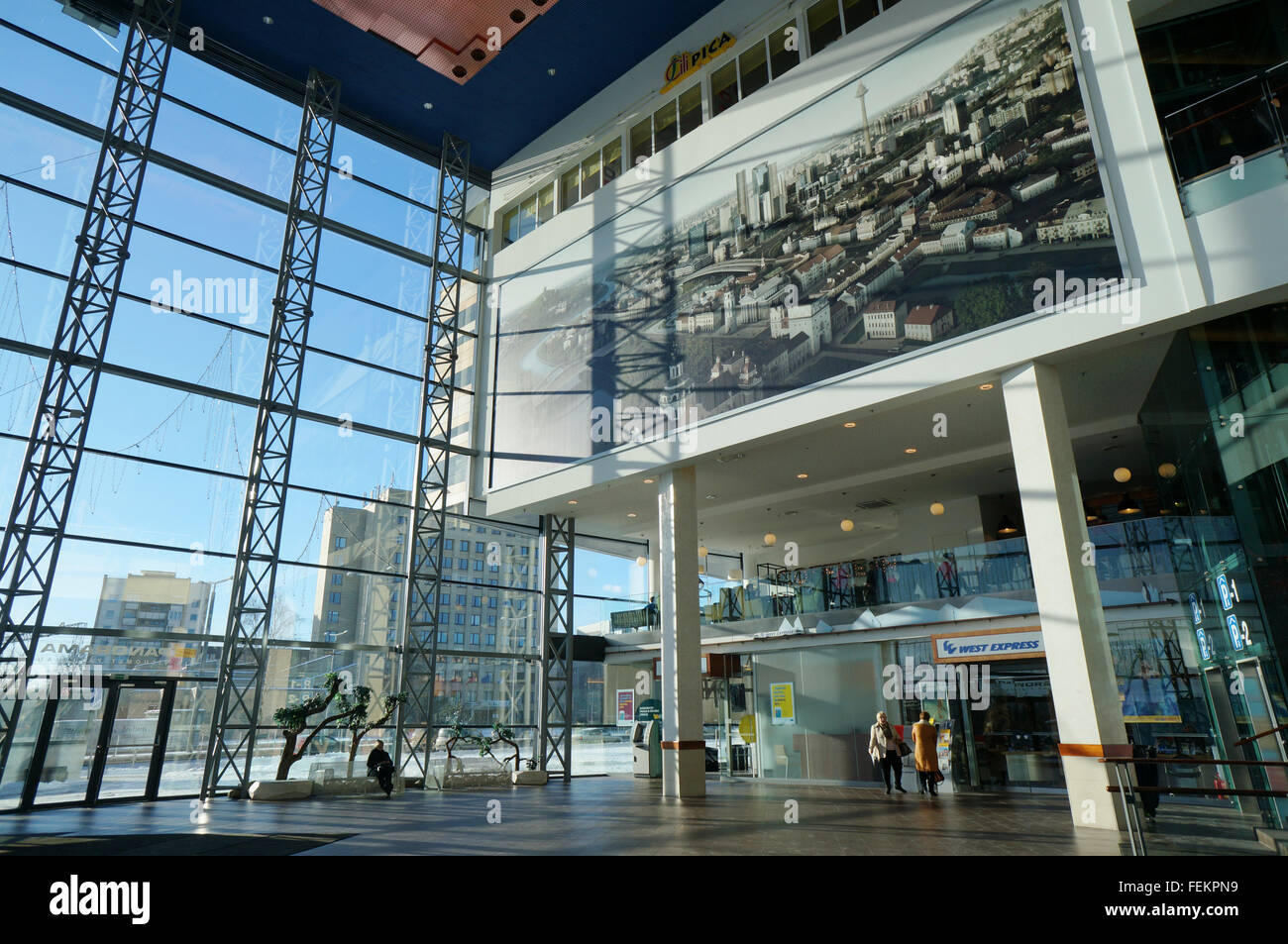 VILNIUS, Litauen - 16. Januar 2016: Große Glaswand und riesige Fenster mit dem Foto der Stadt in das größte Einkaufszentrum Stockfoto