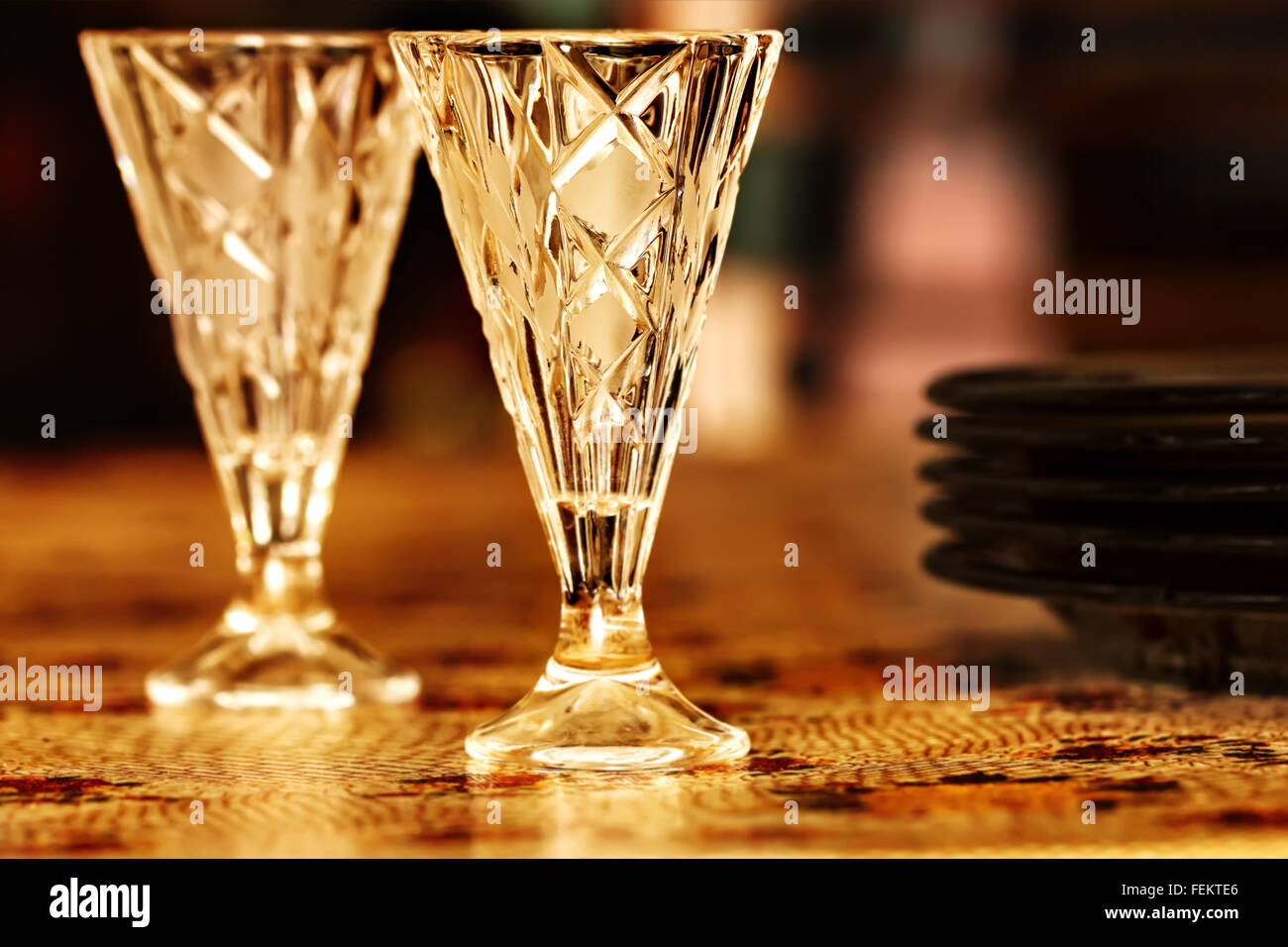 Zwei schön Vodka shot Gläser auf Tisch in goldenen Farben Stockfoto