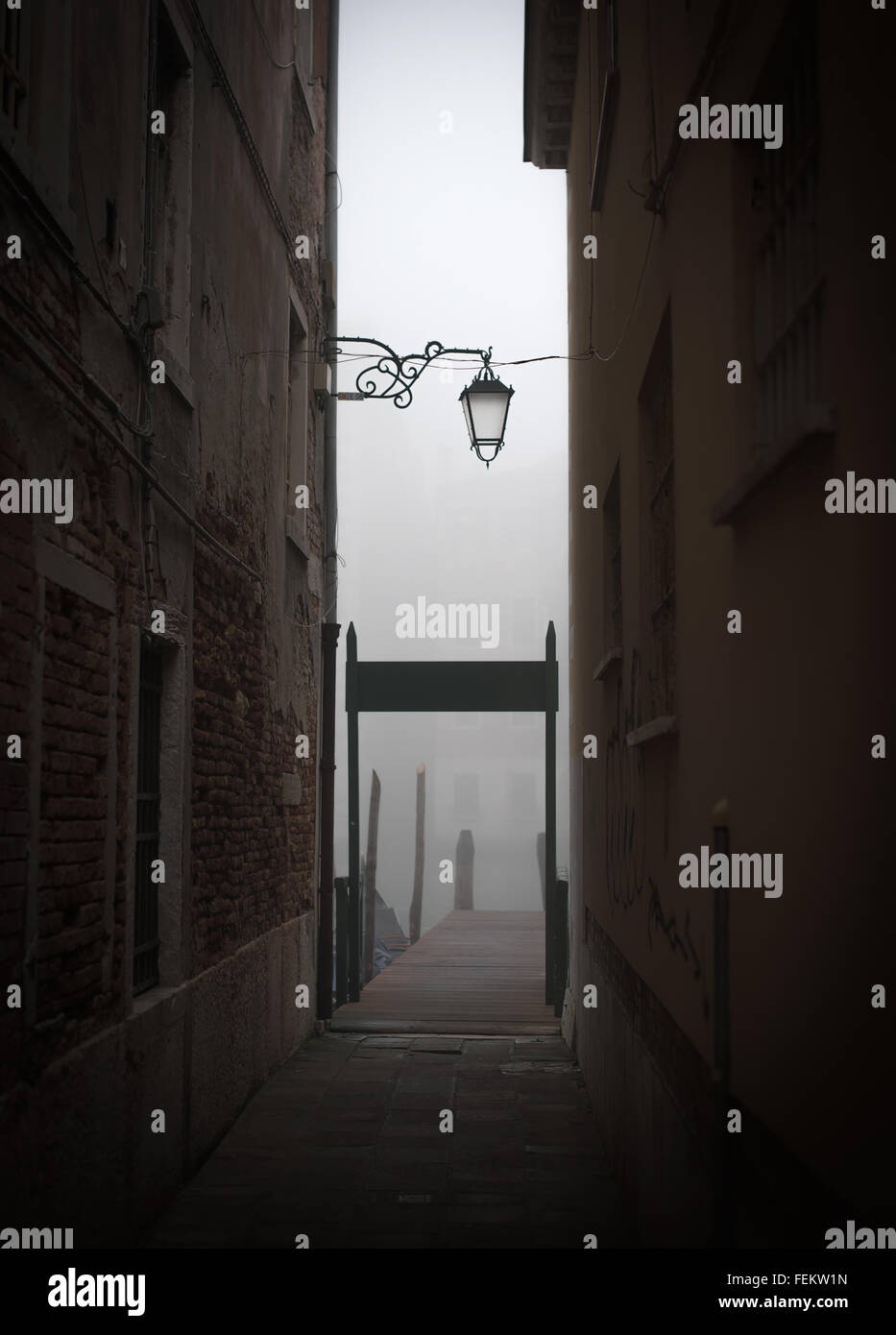 Holzsteg am Ende einer Gasse in Venedig Stockfoto