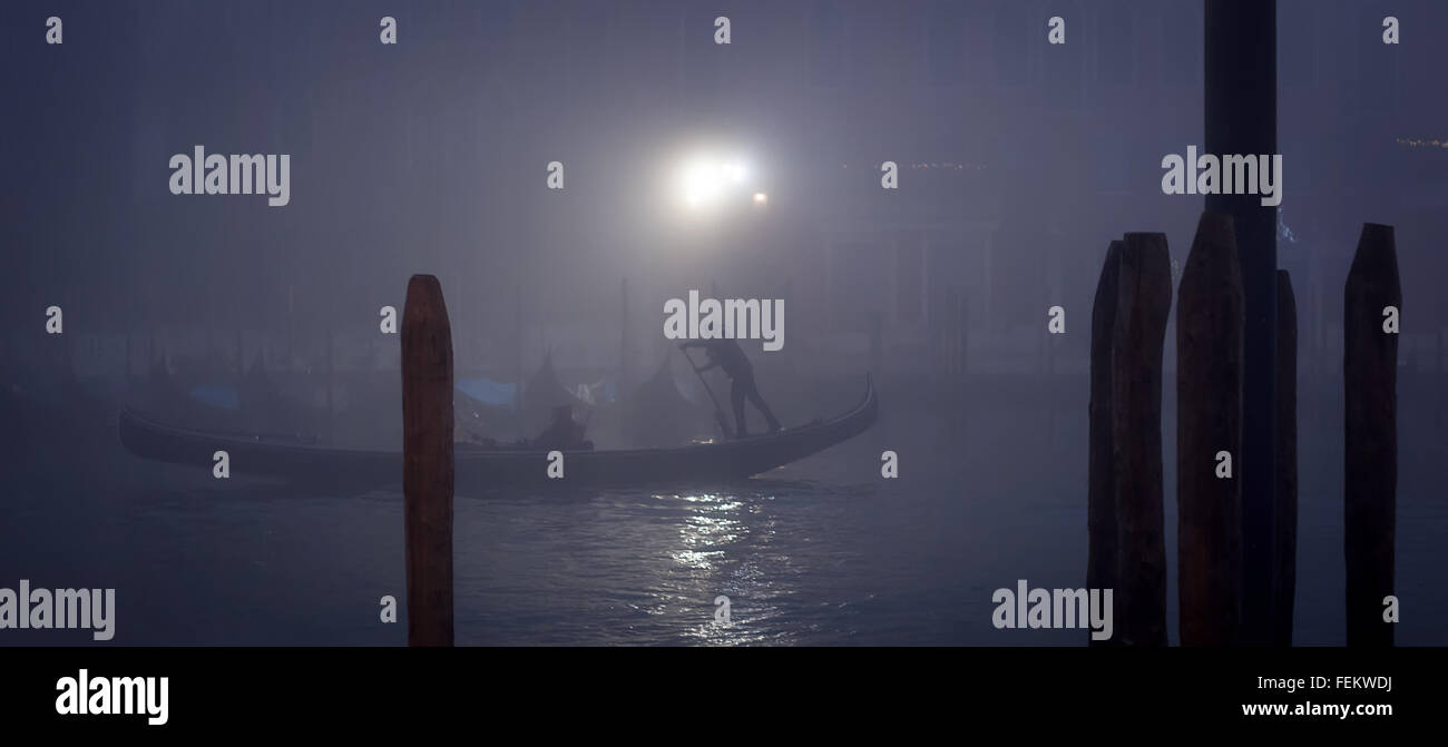 Gondel in einen dichten Nebel bei Einbruch der Dunkelheit in Venedig, Panorama-Aufnahme Stockfoto