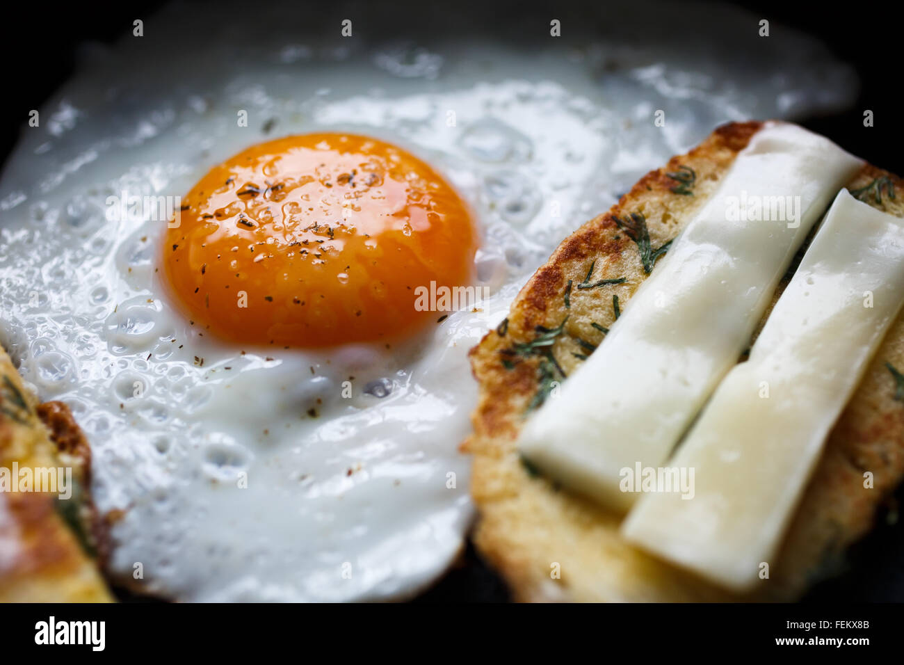 Spiegelei und Brot mit Käse auf der Pfanne Stockfotografie - Alamy