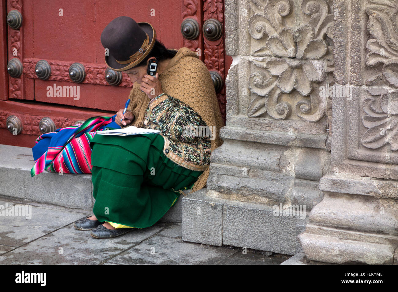 Einheimische Frau mit einem Handy. La Paz. Bolivien Stockfoto