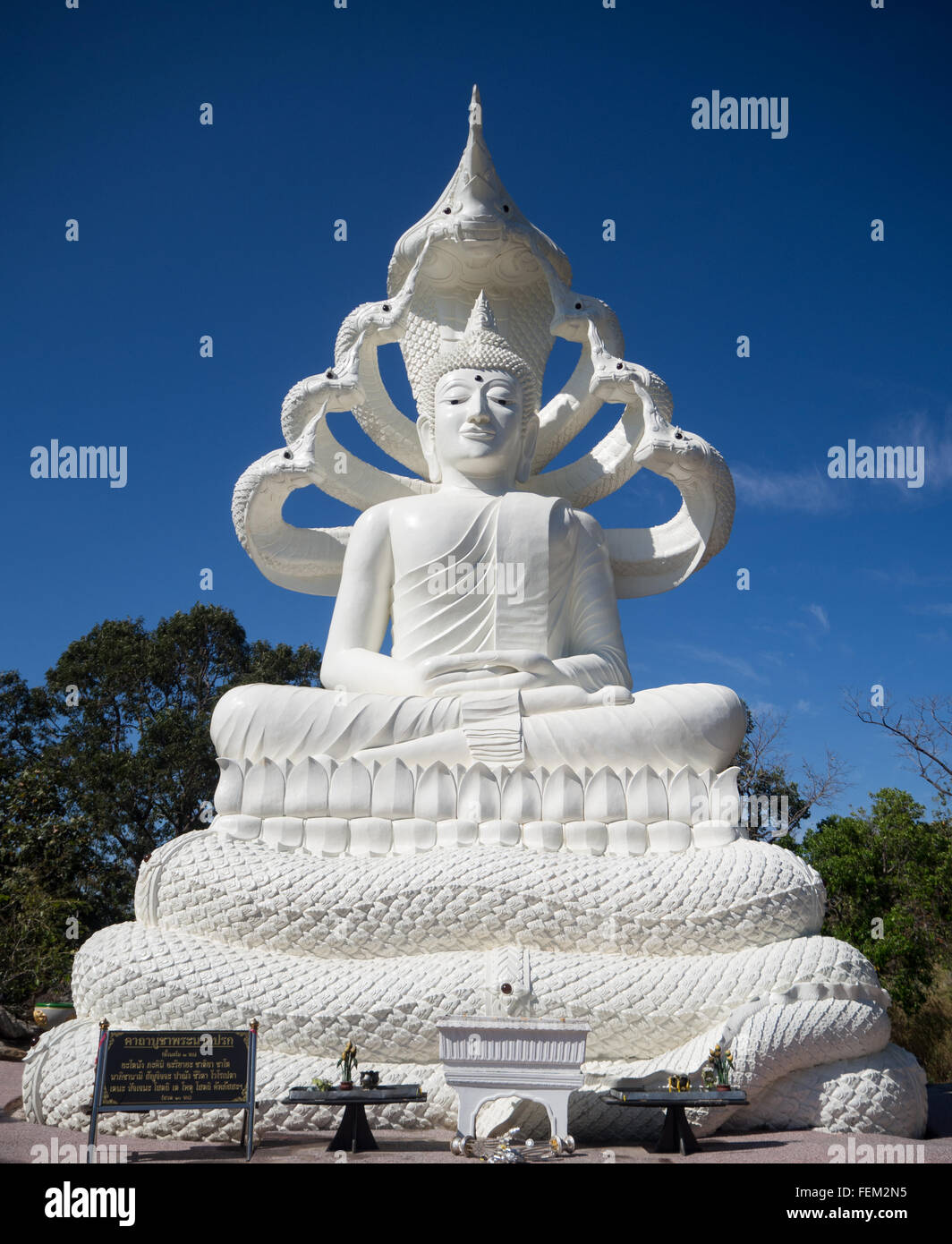 Weiße Buddha-Statue mit Naga sieben Köpfe auf blauen Himmelshintergrund Stockfoto