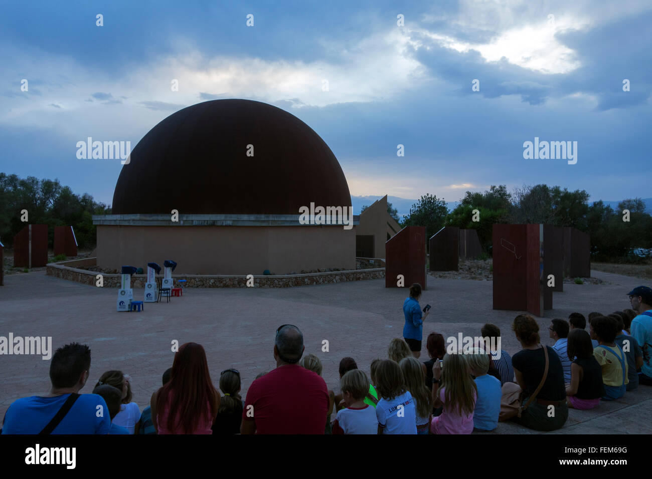Menschen besuchen das astronomische Observatorium von Mallorca (OAM). Costitx. Insel Mallorca. Spanien Stockfoto
