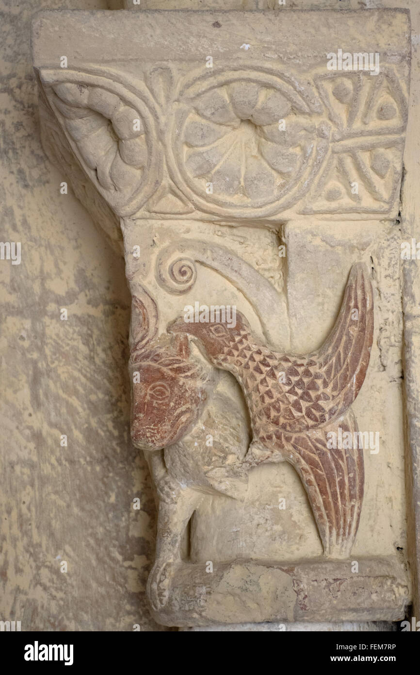 Vögel picken an Löwe geschnitzt Hauptstadt in Rolle Kirche Gers Frankreich Stockfoto
