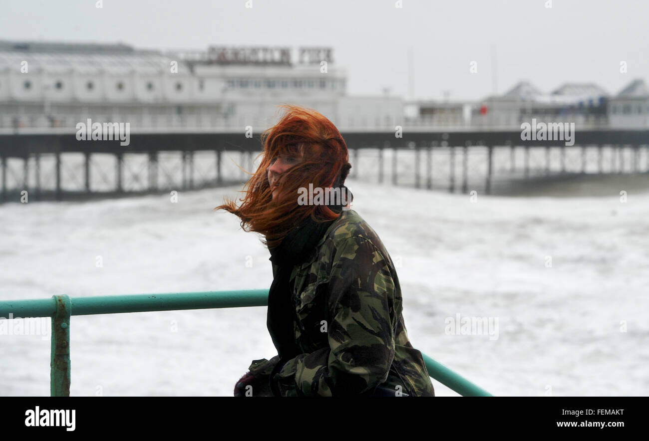 Brighton, UK. 8. Februar 2016. UK-Wetter: Verwehte Haare auf Brighton Seafront als Sturm Imogen verprügelt, die Südküste heute mit der Wettervorhersage Vorhersage Wind-Geschwindigkeiten von bis zu 90 km/h verbreitet Überschwemmungen und Schäden Credit: Simon Dack/Alamy Live News Stockfoto