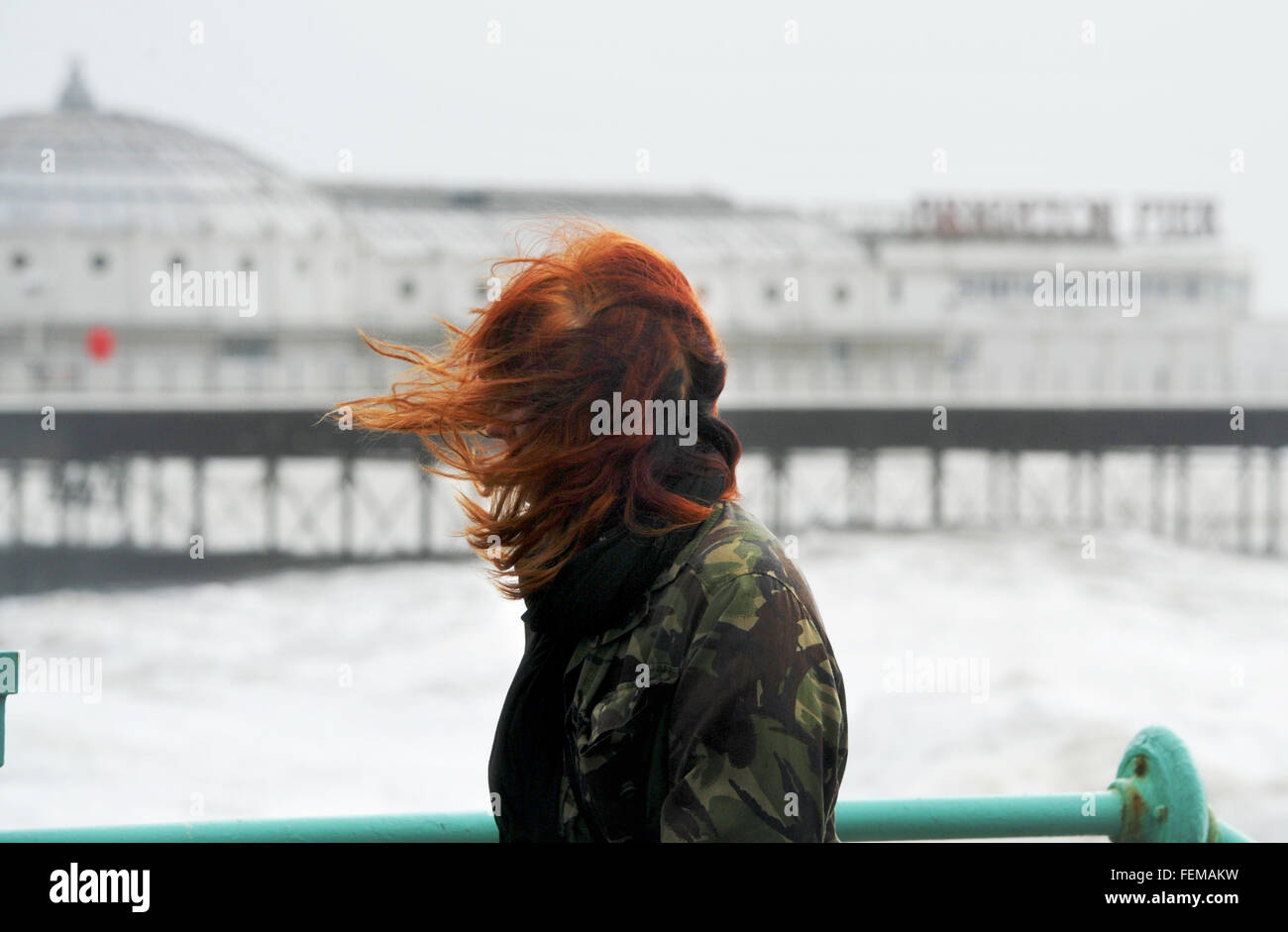 Brighton, UK. 8. Februar 2016. UK-Wetter: Verwehte Haare auf Brighton Seafront als Sturm Imogen verprügelt, die Südküste heute mit der Wettervorhersage Vorhersage Wind-Geschwindigkeiten von bis zu 90 km/h verbreitet Überschwemmungen und Schäden Credit: Simon Dack/Alamy Live News Stockfoto