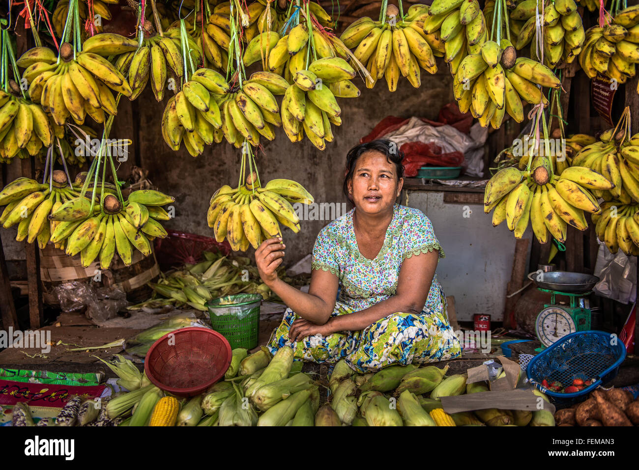 Frau verkauft Bananen auf einem lokalen Markt in Yangon Stockfoto