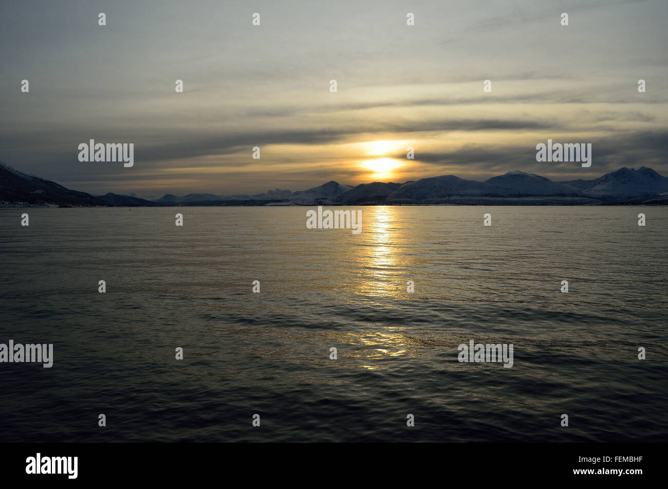 Sonnenuntergang über schneebedeckten Berge und fjord Stockfoto