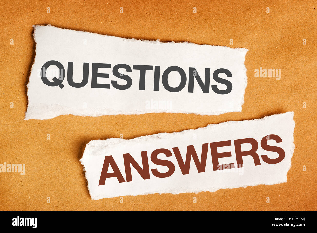 Fragen und Antworten auf einem Stück Papier, Präsentation Folienhintergrund Stockfoto
