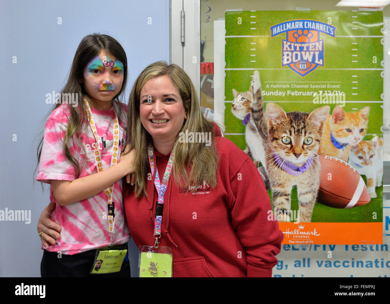 Wantagh, New York, USA. 7. Februar 2016. SUZANNE FERRARA, mit ihrem Gesicht gemalt, und ihre Mutter STACY FERRARA, von Plainview, sind bei letzte Hoffnung Animal Rescue Open House bei Hallmark Channel Kitten Bowl III Spaß. Die Annahme des Zentrums Freiwilligen, darunter Stacy und Besucher sahen das Spiel im Fernsehen und feuerten ihre Mannschaft, die letzte Hoffnung-Löwen. Über 100 herrenlose Kätzchen von letzte Hoffnung Inc und North Shore Animal League America nahm an den aufgezeichneten spielen, und das Haus und die Familie Katzen gewann der 2016-Meisterschaft, die am Tag des Super Bowl 50 zum ersten Mal ausgestrahlt. Stockfoto