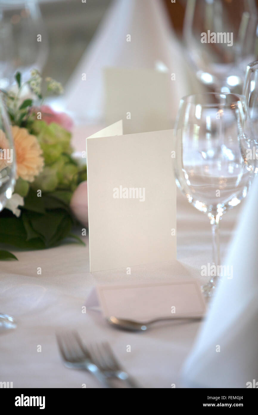 Menü-Karte an einem Tisch mit Blumen und Gläser Stockfoto