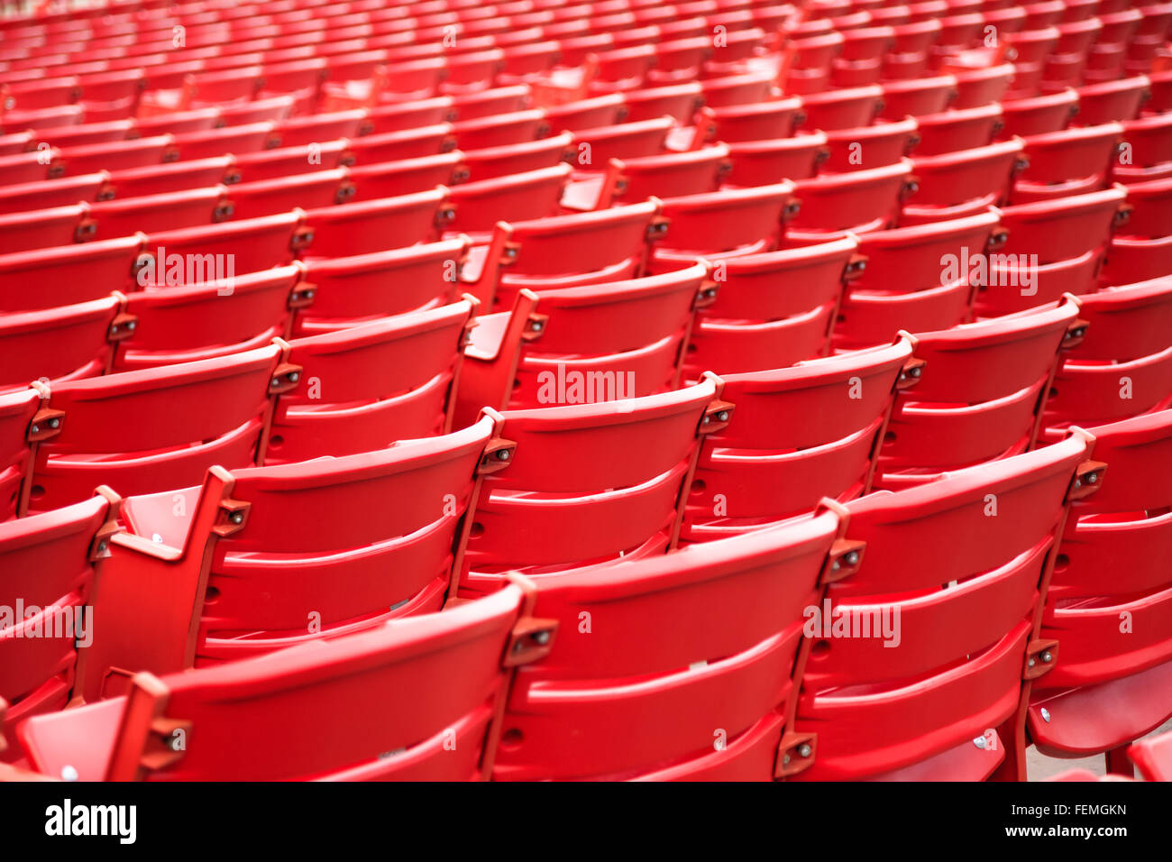 Rote Sitze in einer Reihe an einem Veranstaltungsort für Konzerte Stockfoto