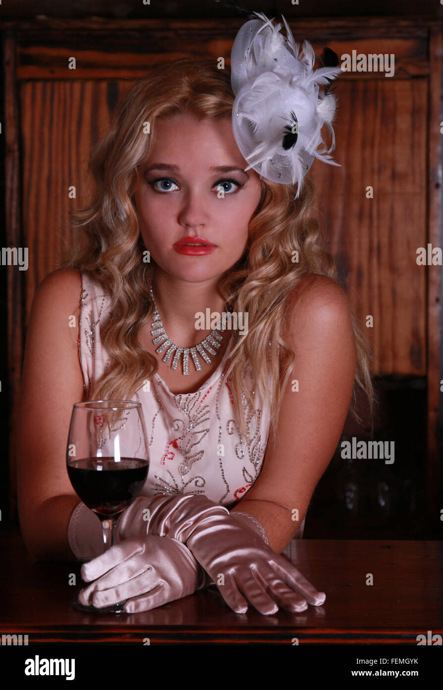 Eine gefilterte Foto von einer sexy junge Blondine ist die Modellierung im antiken Bar und ein Restaurant und ist in verschiedenen Broadway gekleidet Stockfoto