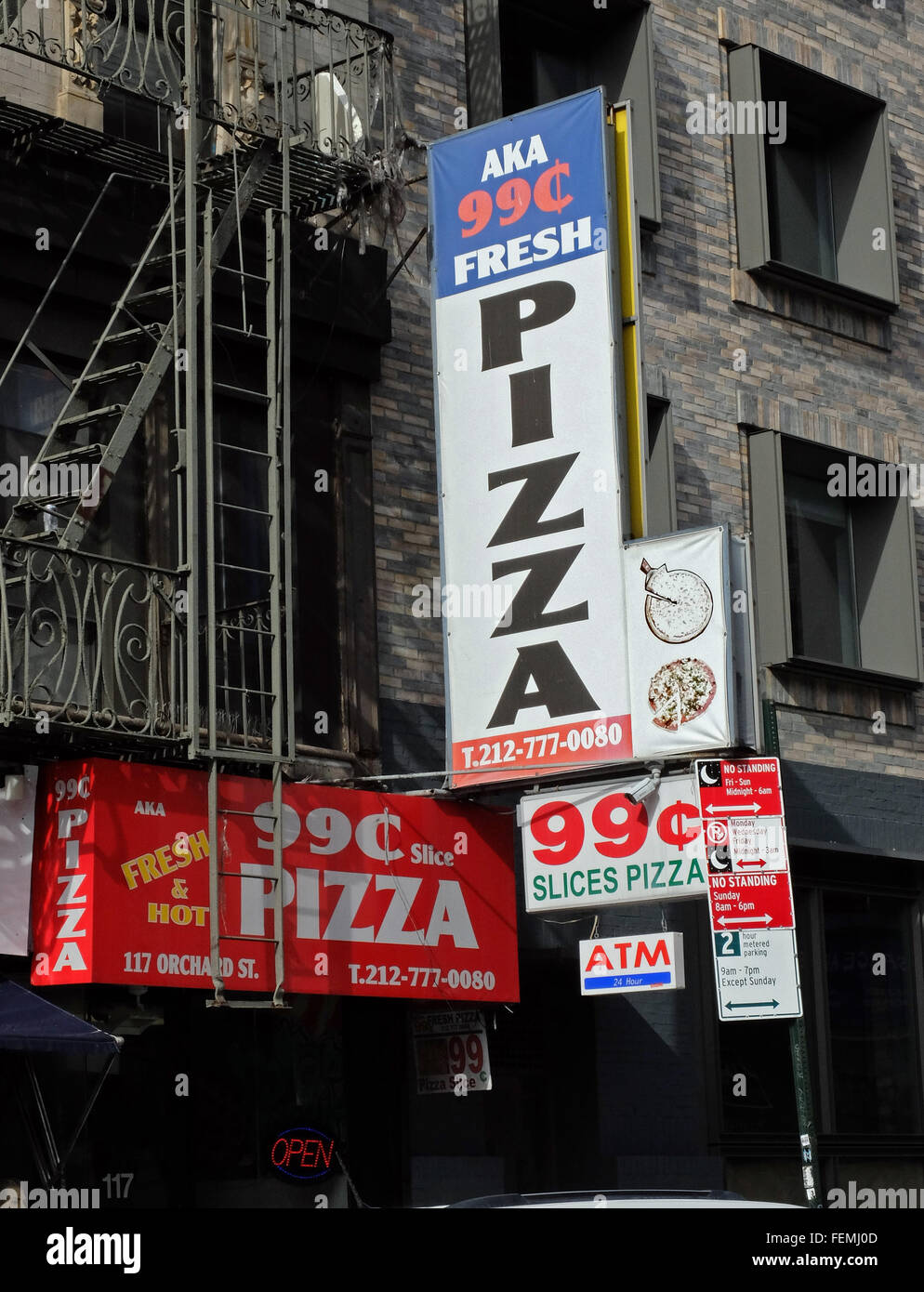 Anzeichen für eine Pizzeria, die 99-Cent-Pizza in 2016 verkauft. In der Orchard Street auf der Lower East Side in Manhattan, New York City Stockfoto