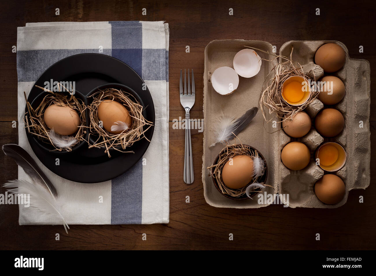 Huhn Eiern Stillleben rustikal mit Essen stilvoll Rohstoff Geflügel gesunde Cholesterin Protein Vitamin natürlichen rustikalen niedrigen k Stockfoto