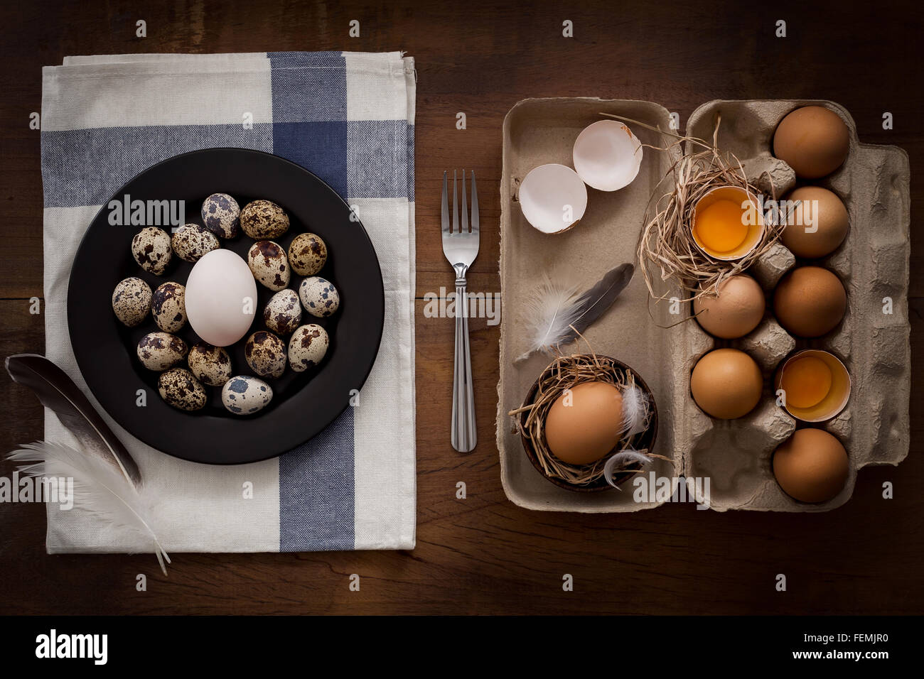 Geflügel-Eiern flache Laien Stillleben rustikal mit Essen stilvoll Rohstoff Geflügel gesundes Cholesterin Protein Vitamin natürliche rus Stockfoto