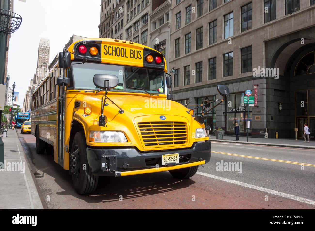Blauer Vogel-Schulbus geparkt auf 7th Street, Manhattan, New York City, USA Stockfoto