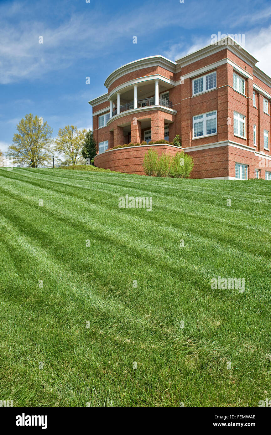 Neu gemähten Rasen vor öffentlichen Gebäude Stockfoto