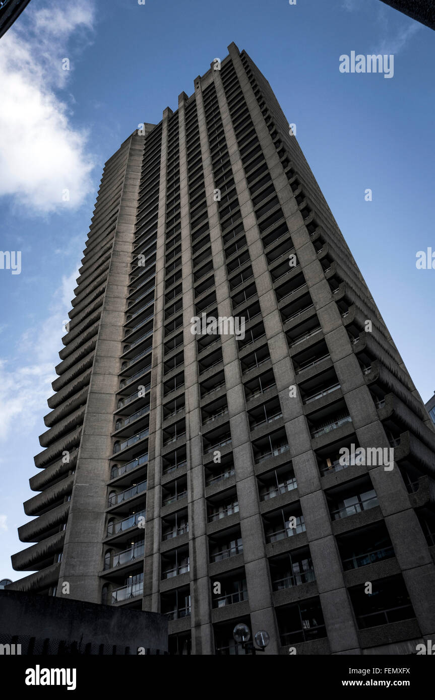 Einer der drei 42-geschossigen Turm Wohnblocks in The Barbican Estate in The City of London, UK Stockfoto