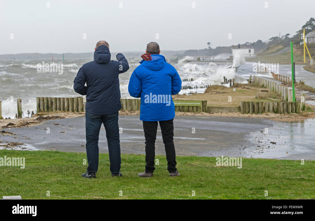 Lepe Beach, Hampshire, UK. 8. Februar 2016. Sturm Imogen trifft Südküste zwei Männer gerade Wellen Lepe Strandbereich Kredit getroffen: Howard West/Alamy Live-Nachrichten Stockfoto