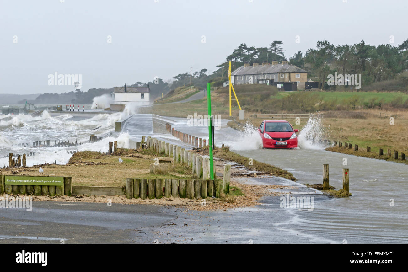 Lepe Beach, Hampshire, UK. 8. Februar 2016. Sturm Imogen hits Südküste Floode Straße in Lepe Beach Credit: Howard West/Alamy Live-Nachrichten Stockfoto