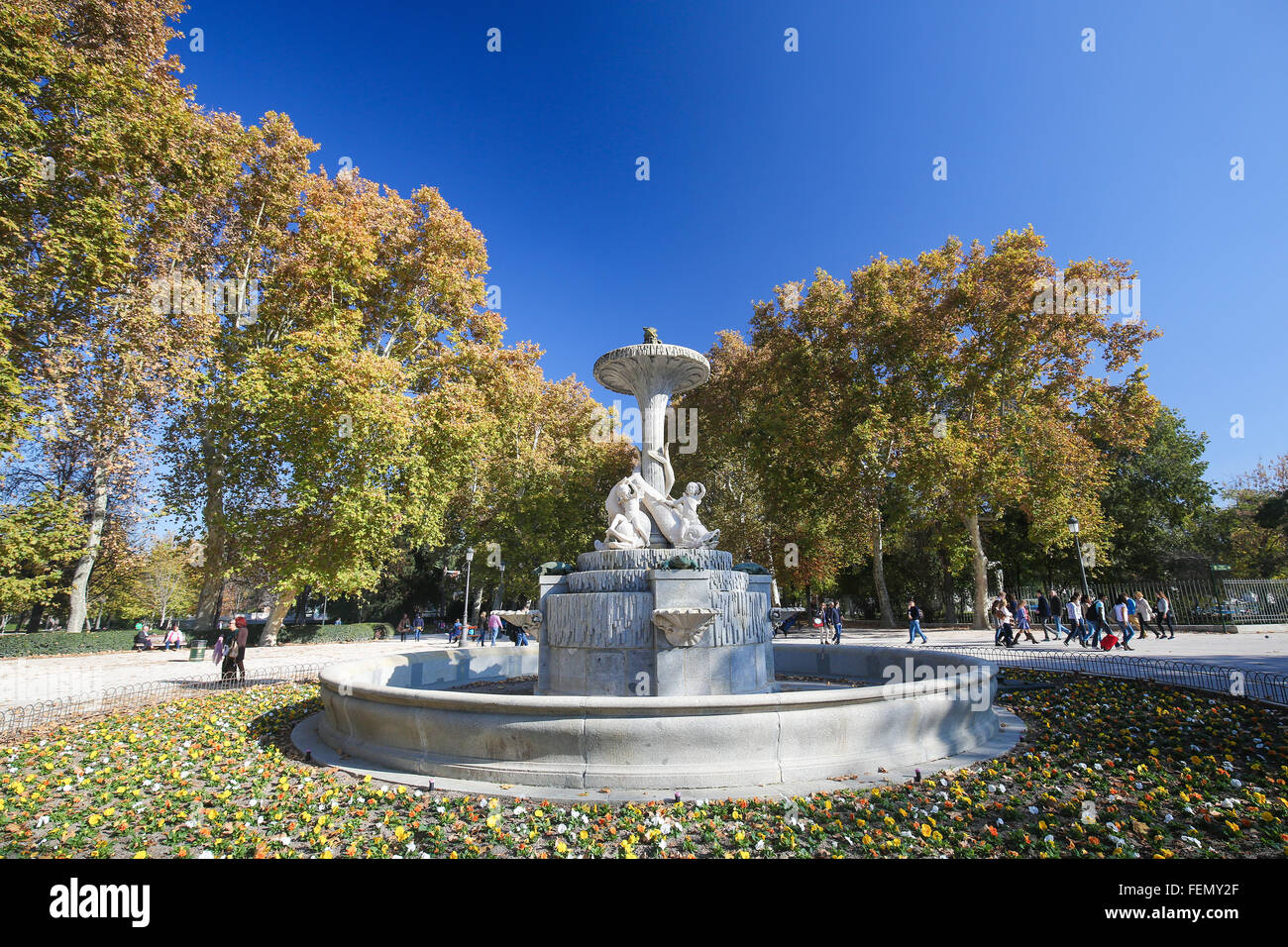 Geformte Brunnen im Buen Retiro Park, eines der wichtigsten Sehenswürdigkeiten von Madrid, Spanien. Stockfoto