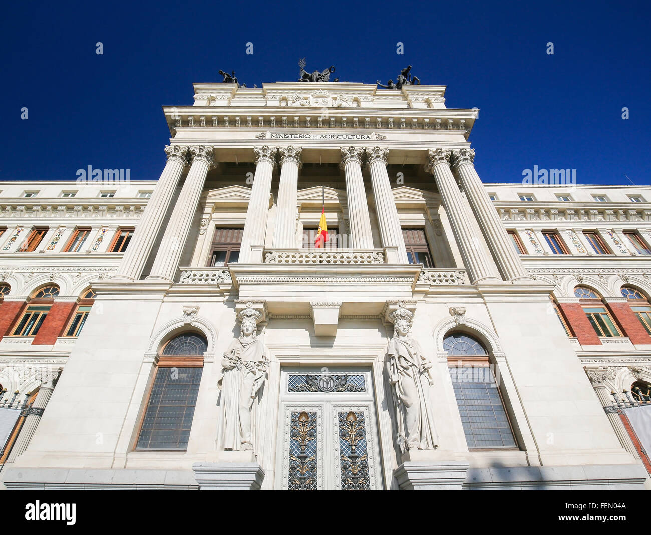 Neoklassizistische Gebäude des Ministeriums für Landwirtschaft im Zentrum von Madrid, Spanien Stockfoto