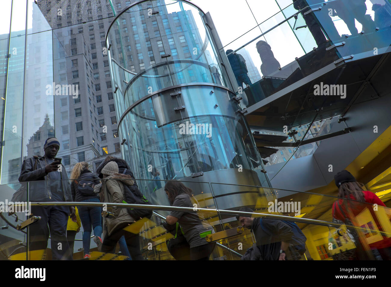 Einreisende in den unterirdischen Apple Store auf der Fifth Avenue, in der Nähe von Central Park, New York, USA Stockfoto