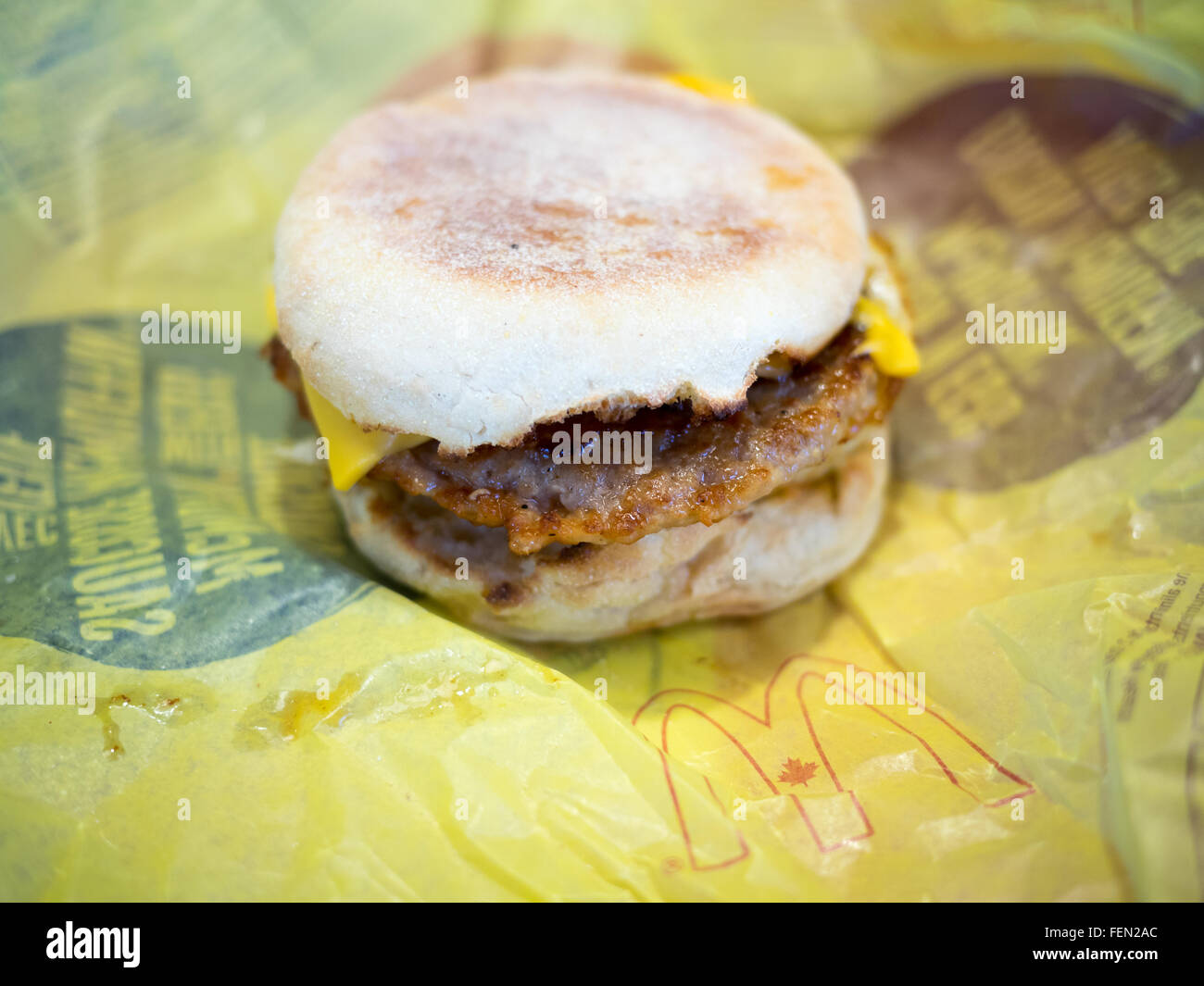 McDonalds Wurst McMuffin mit Ei-Frühstücks-Sandwich. Stockfoto
