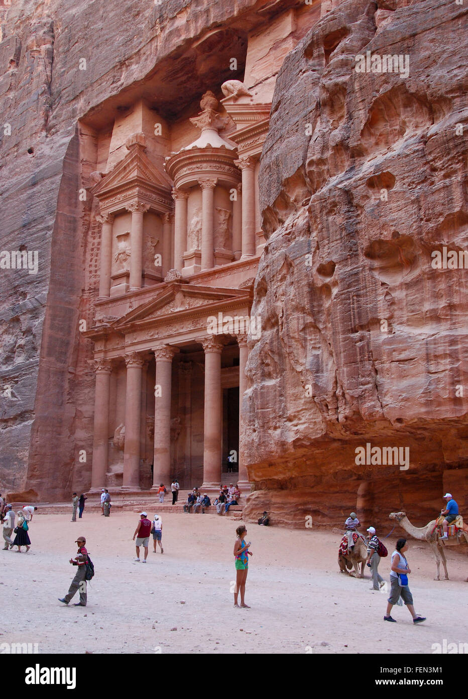 Berühmte Treasury-Denkmal in Petra archäologischen Platz mit Touristen um in Jordanien, Naher Osten. Stockfoto