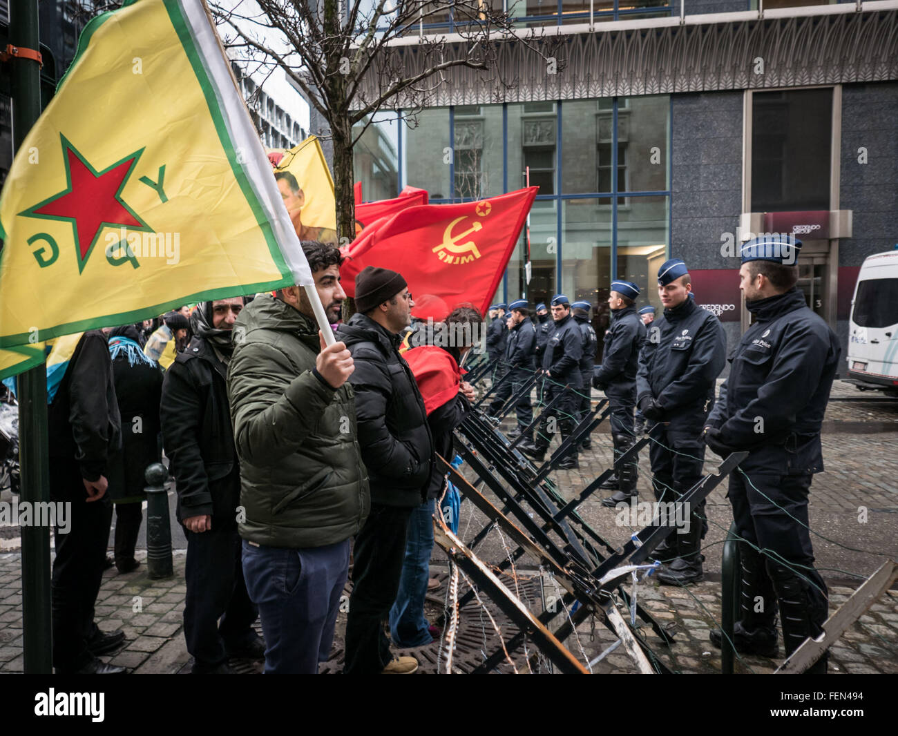 Brüssel, Belgien. 8. Februar 2016. Die kurdische Diaspora versammelten sich vor dem türkischen Konsulat in Brüssel zum protest gegen das Massaker an Zivilisten in Cizre. Bildnachweis: Aurore Belot/Pacific Press/Alamy Live-Nachrichten Stockfoto