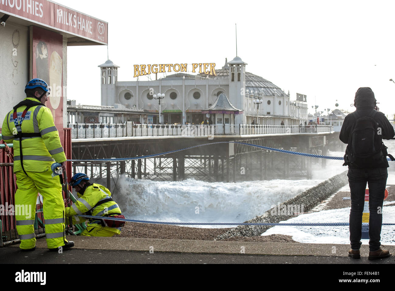 Brighton, East Sussex, UK. 8. Februar 2016. HM Coastguard Kordon aus die Strände ByBrighton Pier - starke Winde & Flut erstellen riesige Wellen in Brighton als Sturm Imogen der Süd-Küste trifft. Bildnachweis: Julia Claxton/Alamy Live-Nachrichten Stockfoto