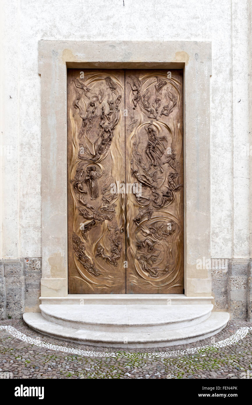 Tür von der Basilica di Santa Maria Assunta (Sankt Maria Himmelfahrt), entworfen von Mario Toffetti. Clusone, Italien Stockfoto