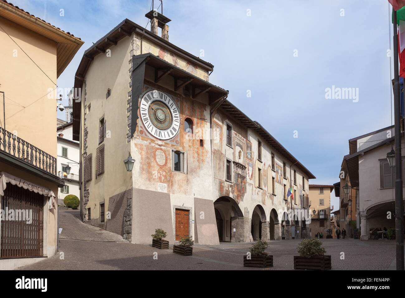 Rathaus mit seiner astronomischen Uhr des Pietro Fanzago. Clusone, Italien Stockfoto