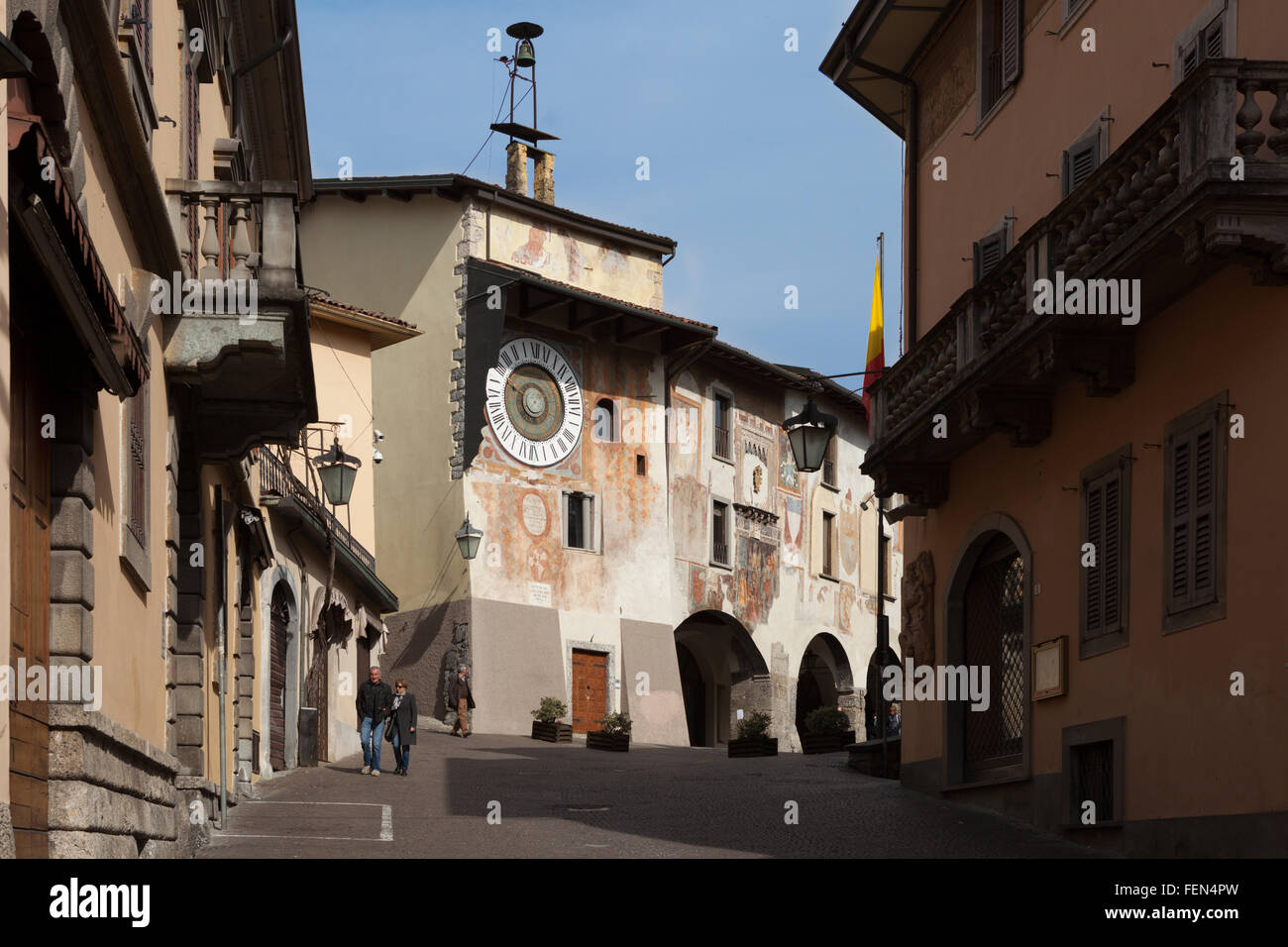 Rathaus mit seiner astronomischen Uhr des Pietro Fanzago. Clusone, Italien Stockfoto