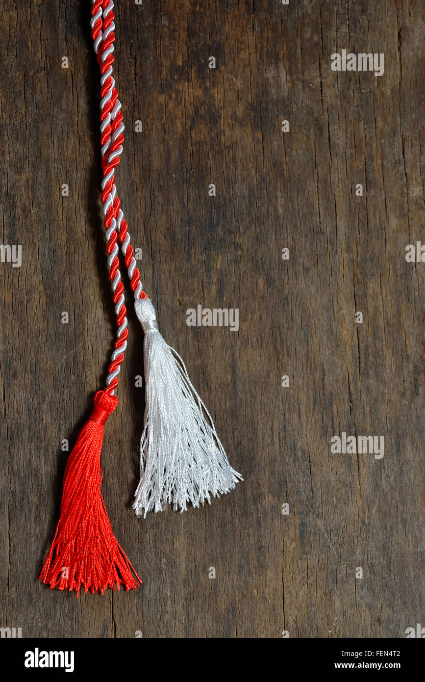 März 1 traditionelle Schmuckstück Simbol auf hölzernen Hintergrund Stockfoto