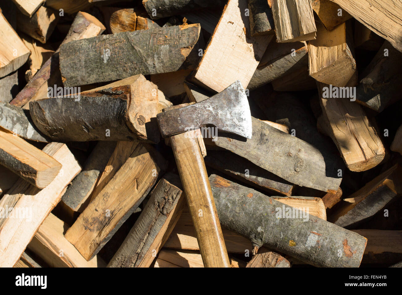 Bild einer Axt auf einen Haufen von Holz Stockfoto