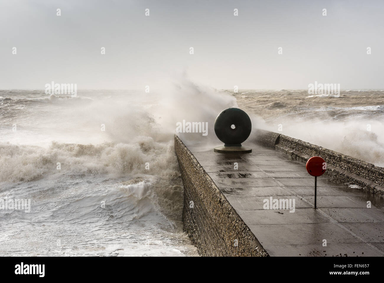 Brighton, East Sussex, UK. 8. Februar 2016. Donut Buhne - starke Winde & Flut erstellen riesige Wellen in Brighton als Sturm Imogen der Süd-Küste trifft. Bildnachweis: Julia Claxton/Alamy Live-Nachrichten Stockfoto