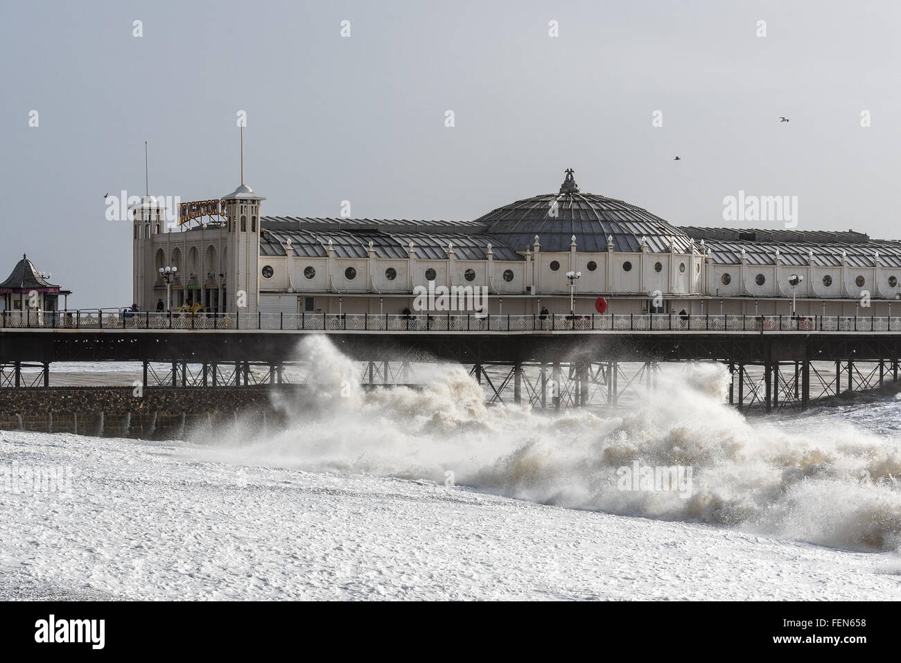 Brighton, East Sussex, UK. 8. Februar 2016. Brighton Pier - starke Winde & Flut erstellen riesige Wellen in Brighton als Sturm Imogen der Süd-Küste trifft. Bildnachweis: Julia Claxton/Alamy Live-Nachrichten Stockfoto