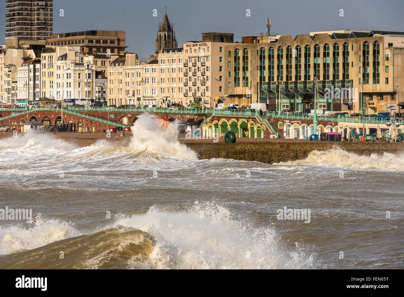Brighton, East Sussex, UK. 8. Februar 2016. Donut Buhne und Küste von Brighton Pier - starke Winde & Flut schaffen riesige Wellen in Brighton als Sturm Imogen der Süd-Küste trifft. Bildnachweis: Julia Claxton/Alamy Live-Nachrichten Stockfoto