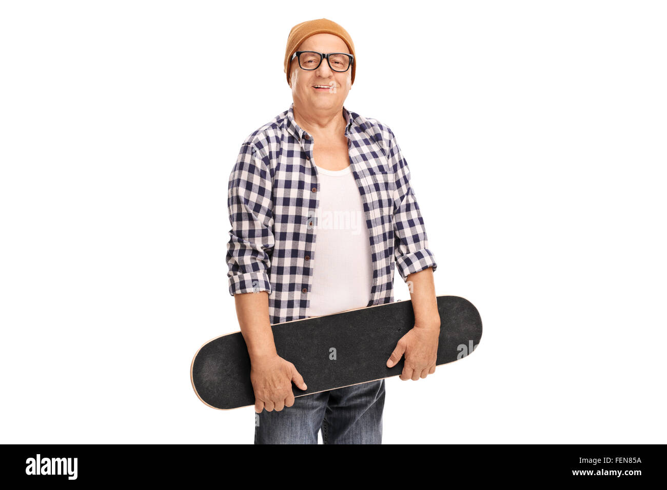 Studioaufnahme eines senior Skateboarder schaut in die Kamera, die isoliert auf weißem Hintergrund Stockfoto