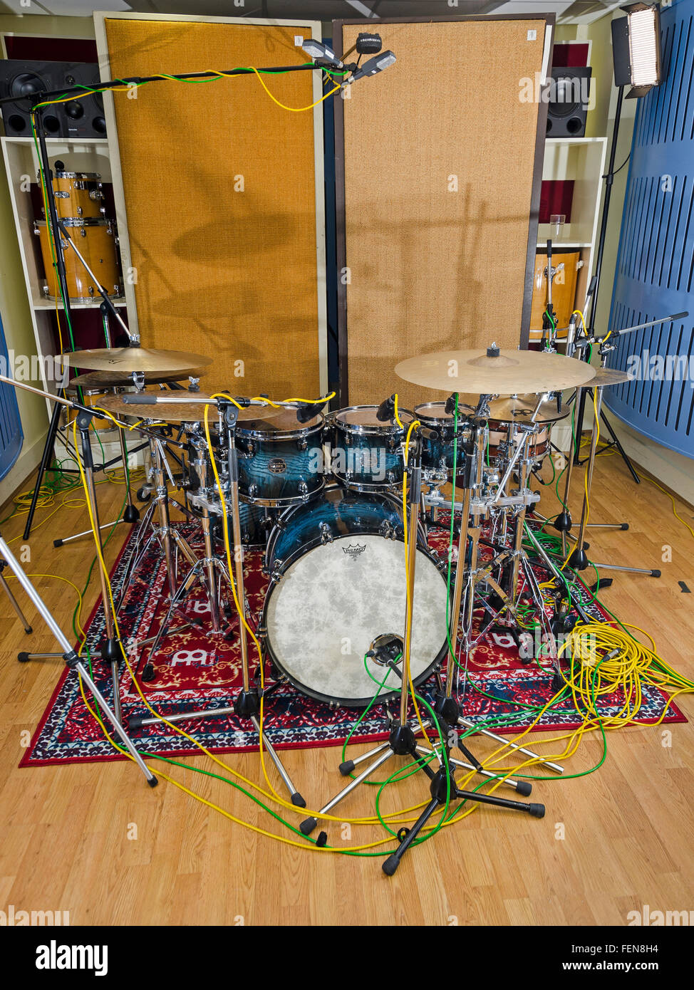 komplette Drum-Kit abgemikt oben im sound Recording studio Stockfoto