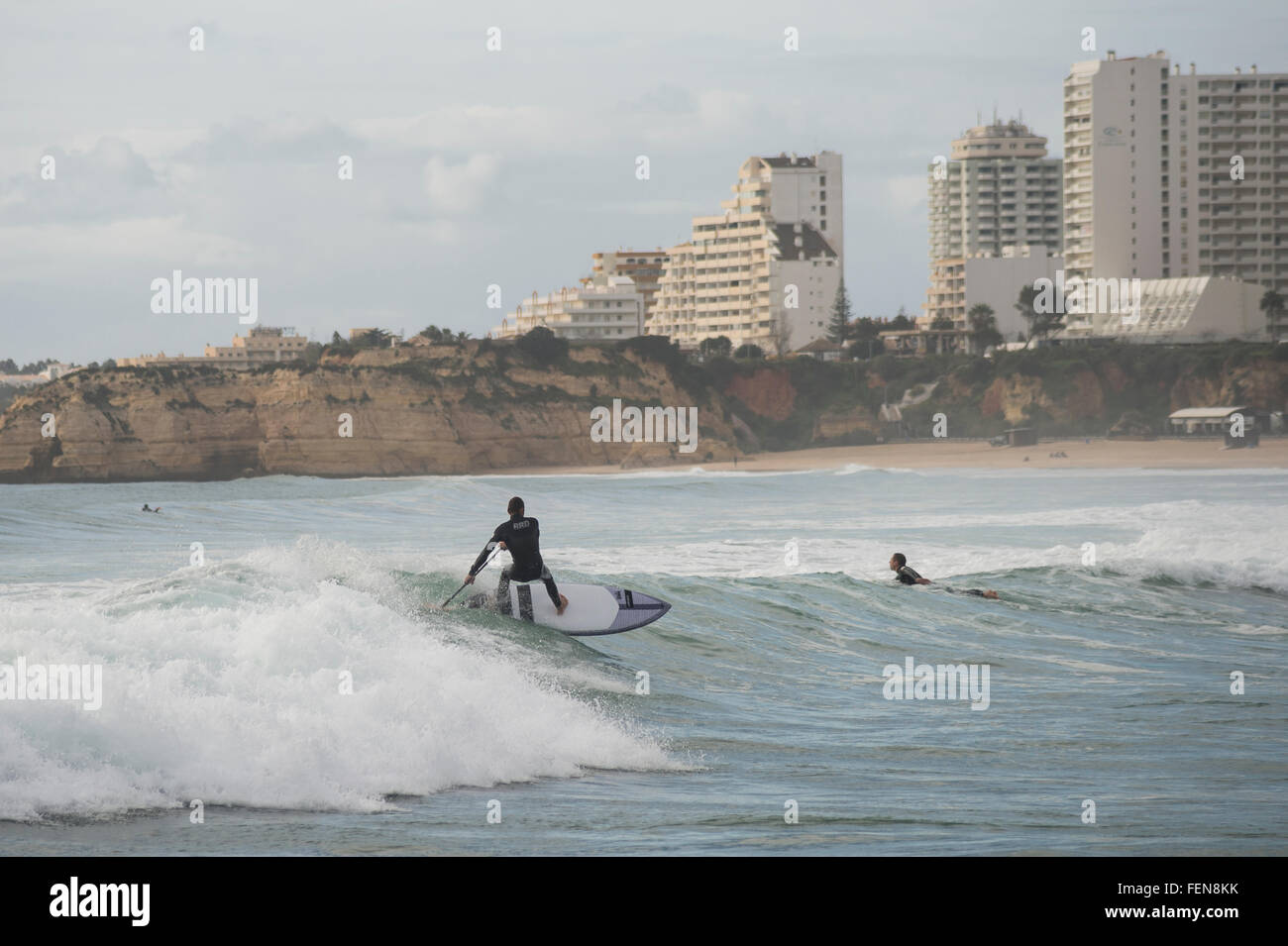Paddleboarder auf einer Welle in Praia da Rocha Stockfoto