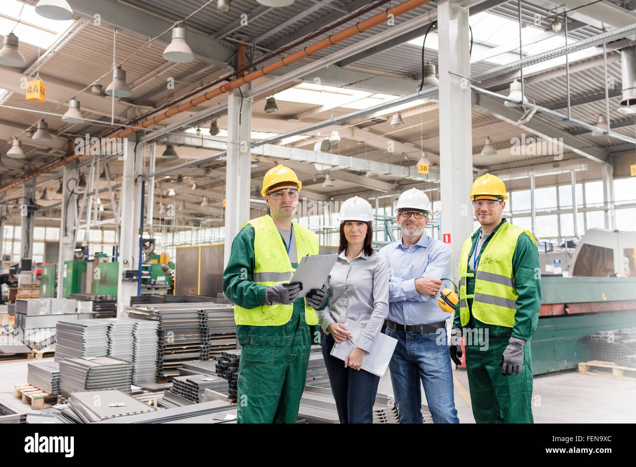 Porträt zuversichtlich Ingenieure und Arbeiter im Stahlwerk Stockfoto