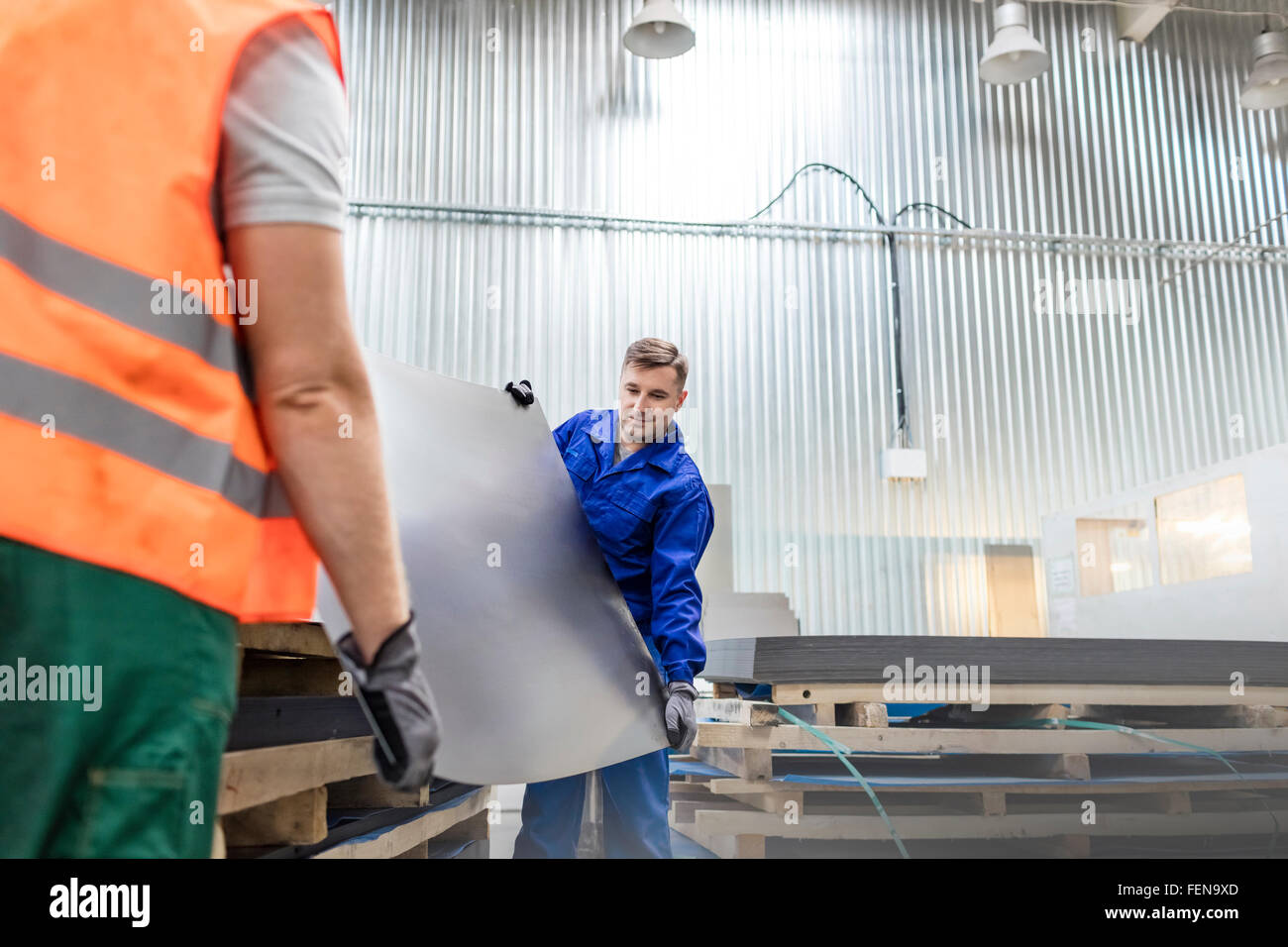 Arbeitnehmer mit Blech in Fabrik Stockfoto